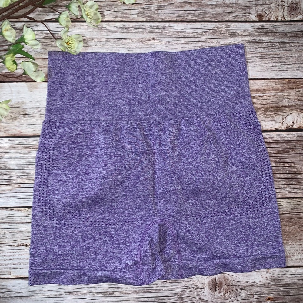 SET//High Waist Workout shorts - Picture 6 of 9